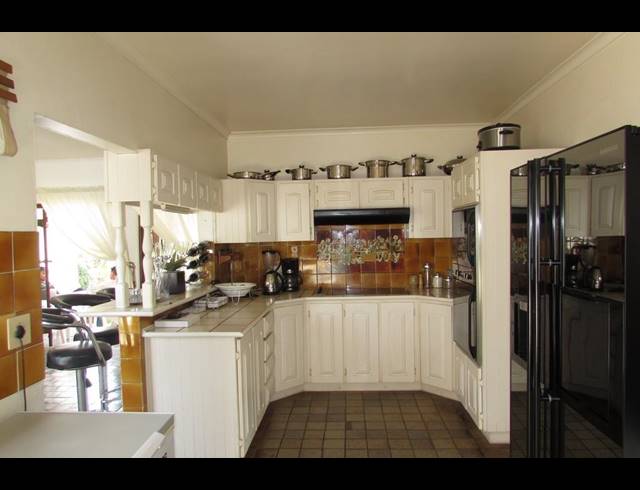 4 BEDROOM FREESTANDING FOR SALE IN CHILTERN HILLS